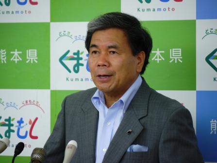 コメントする蒲島知事の写真
