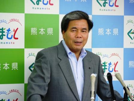 記者からの質問に答える蒲島知事の写真
