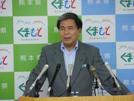 記者からの質問に答える蒲島知事の写真