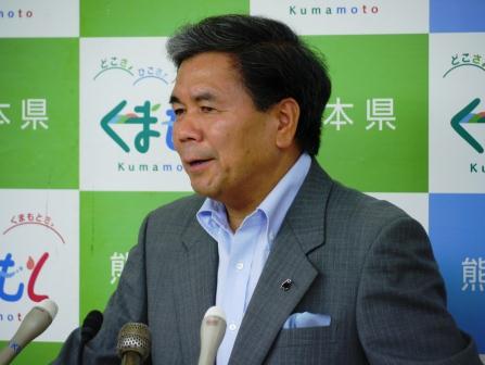 記者からの質問に答える蒲島知事の写真