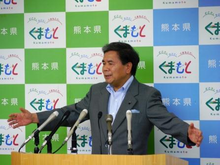 記者からの質問に答える蒲島知事の写真