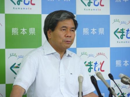 コメントする蒲島知事の写真