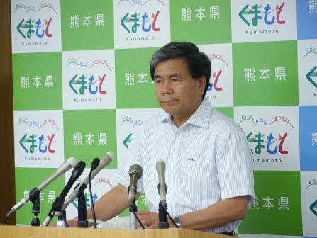 記者からの質問に答える蒲島知事の写真