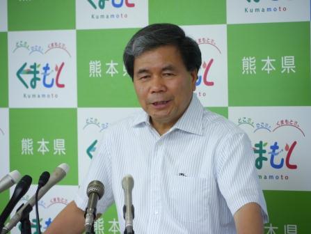 記者からの質問に答える蒲島知事の写真