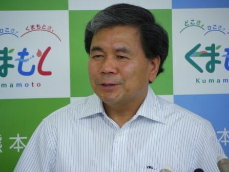 記者からの質問に答える蒲島知事の写真