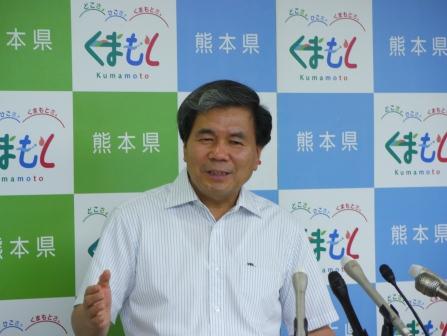 記者からの質問に答える蒲島知事の写真