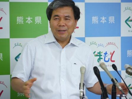 記者からの質問に答える蒲島知事の写真