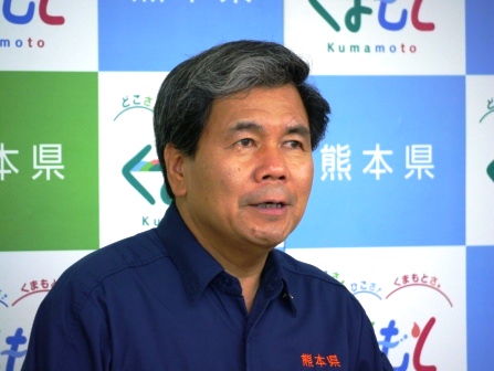 コメントする蒲島知事の写真