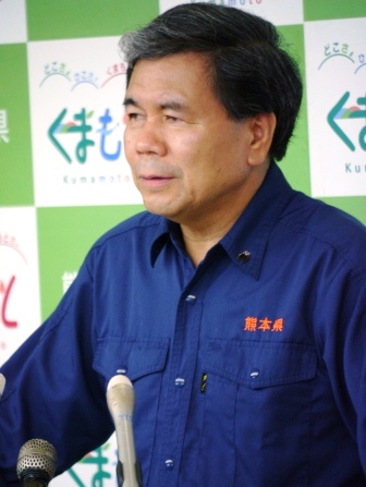 記者からの質問に答える蒲島知事の写真