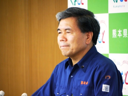 記者からの質問に答える蒲島知事の写真
