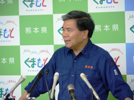記者からの質問に答える蒲島知事の写真
