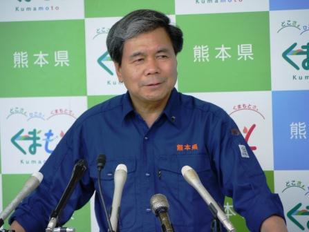 記者からの質問に答える蒲島知事の写真