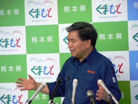 記者からの質問に答える蒲島知事の写真