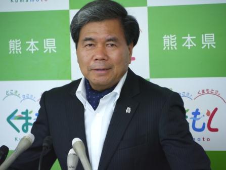コメントする蒲島知事の写真
