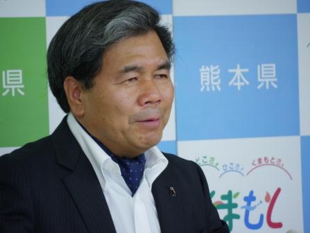 記者からの質問に答える蒲島知事の写真