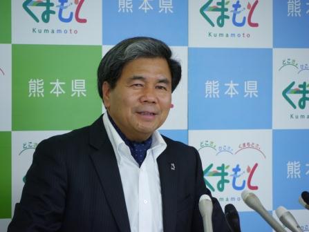 記者からの質問に答える蒲島知事の写真