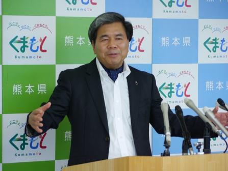 記者からの質問に答える蒲島知事の写真