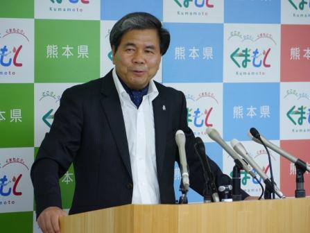記者からの質問に答える蒲島知事の写真