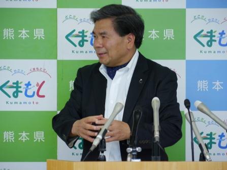 記者からの質問に答える蒲島知事の写真