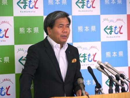 コメントする蒲島知事の写真