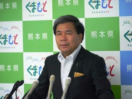 記者からの質問に答える蒲島知事の写真