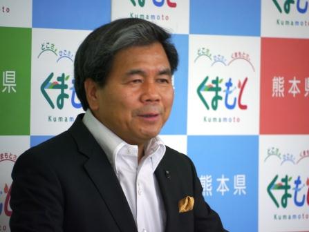 記者からの質問に答える蒲島知事の写真