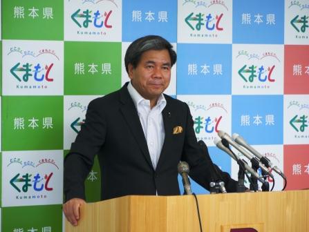 記者からの質問に答える蒲島知事の写真