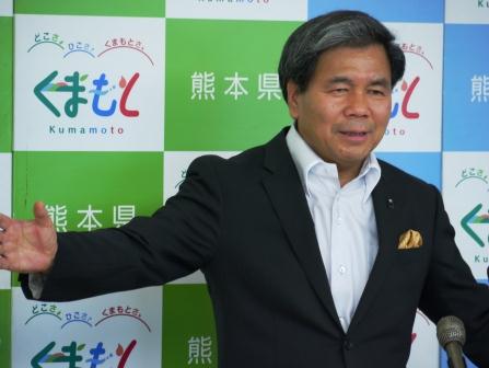 記者からの質問に答える蒲島知事の写真