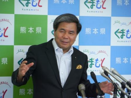 記者からの質問に答える蒲島知事の写真