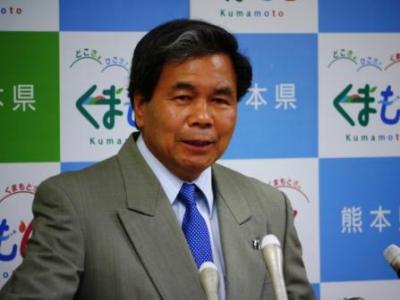 コメントする蒲島知事の写真
