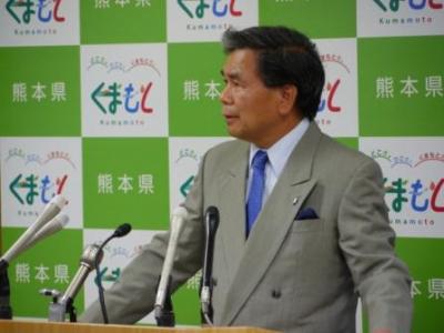 記者からの質問に答える蒲島知事の写真