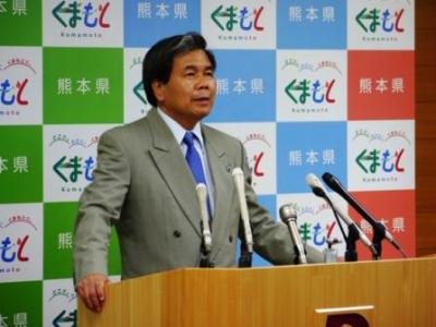 記者からの質問に答える蒲島知事の写真