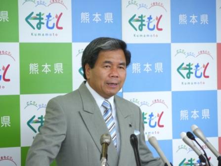 コメントする蒲島知事の写真