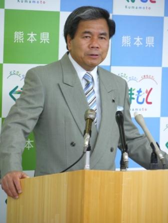 記者からの質問に答える蒲島知事の写真