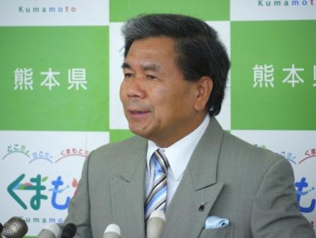 記者からの質問に答える蒲島知事の写真