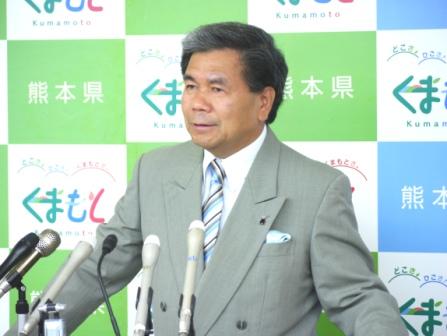 記者からの質問に答える蒲島知事の写真