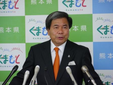 コメントする蒲島知事の写真