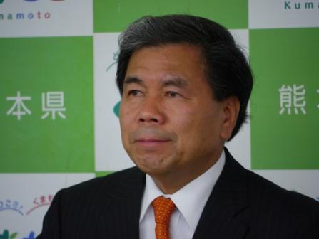 記者からの質問に答える蒲島知事の写真