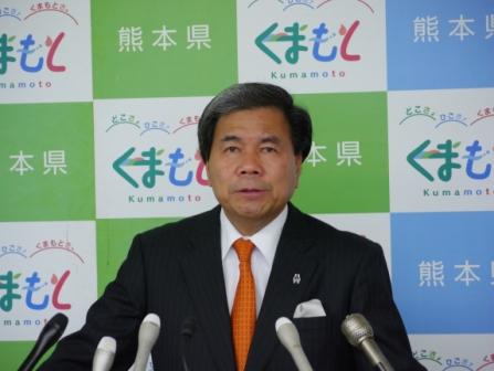 記者からの質問に答える蒲島知事の写真