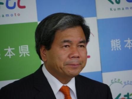 記者からの質問に答える蒲島知事の写真