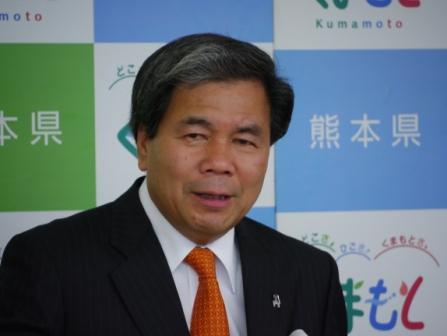 記者からの質問に答える蒲島知事の写真