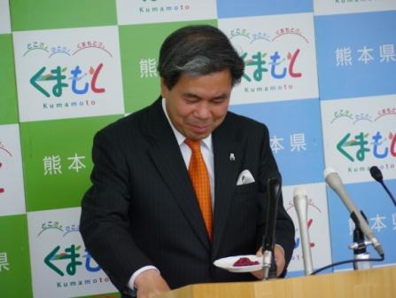 馬刺しを試食する蒲島知事の写真