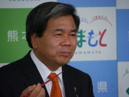 馬刺しを試食する蒲島知事の写真