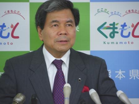 コメントする蒲島知事の写真