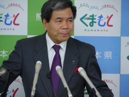 記者からの質問に答える蒲島知事の写真
