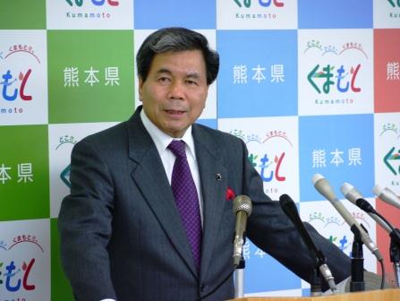 記者からの質問に答える蒲島知事の写真