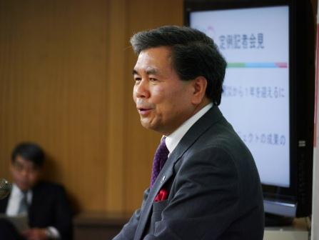 記者からの質問に答える蒲島知事の写真