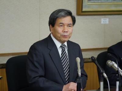 コメントする蒲島知事の写真