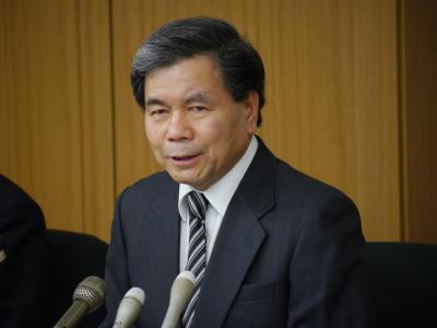 記者からの質問に答える蒲島知事の写真