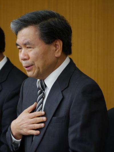 記者からの質問に答える蒲島知事の写真